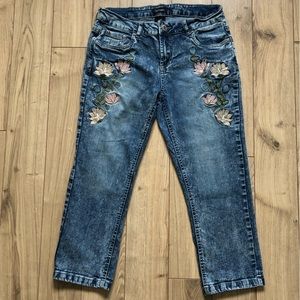 Women’s Vintage Suko Floral Embroidered Acid wash Capri denim jeans size 6